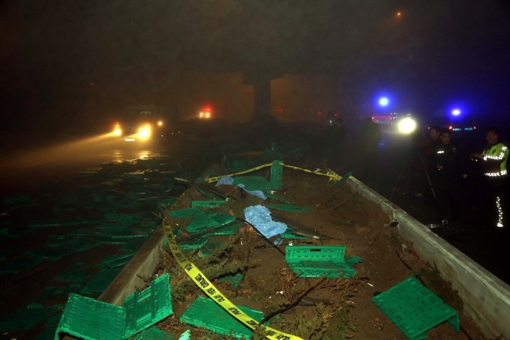 Başkent’te Yoğun Siste Virajı Alamayan Tır Refüje Çarptı: 1 Ölü