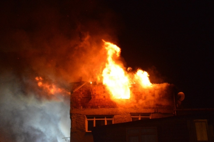 Beyoğlu’nda İki Binanın En Üst Katları Alev Alev Yanarak Kül Oldu