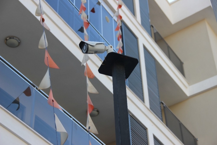 Küçük Çocuk Servisin Altında Kalmıştı, Aile Görüntüleri İzleyince Dehşete Düştü