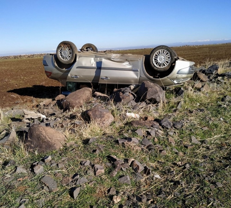 Kontrolünü Kaybeden Araç Yoldan Çıkıp Takla Attı: 2 Yaralı