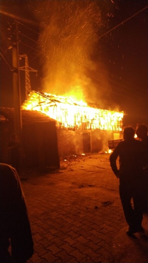 Düzce’de Ahır Alev Alev Yandı