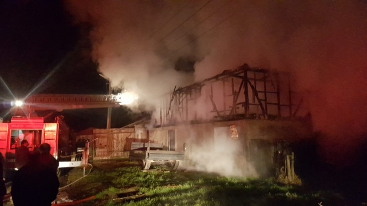 Düzce’de Ahır Alev Alev Yandı