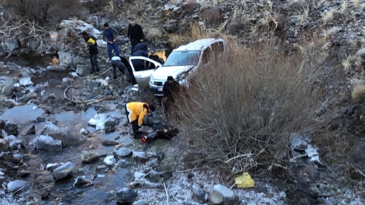 Otomobil Uçuruma Yuvarlandı: 1 Ölü 3 Yaralı