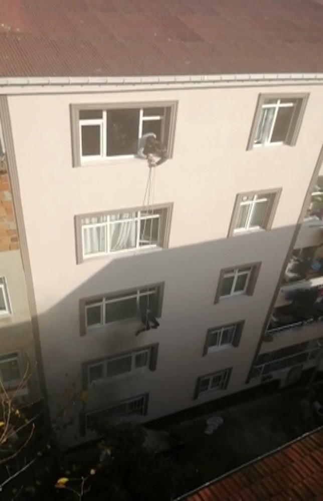 Yangında Mahsur Kalan Hamile Kadın, İp Yardımıyla Kurtarıldı
