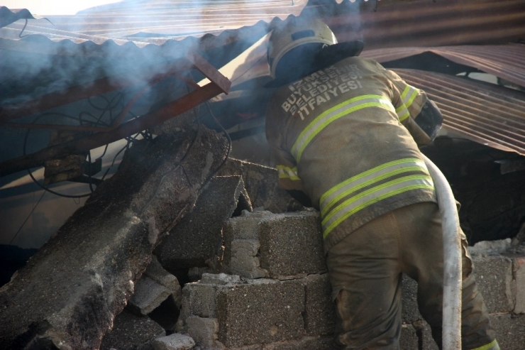 İzmir’deki Fabrika Yangınında Zarar 5 Milyon Tl