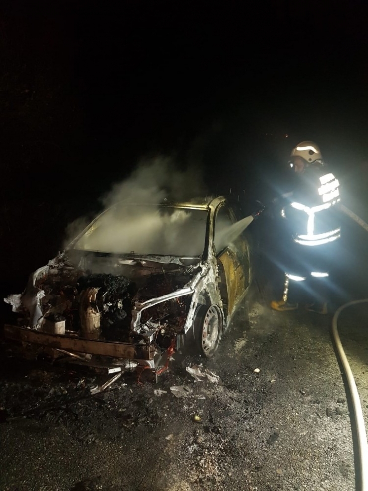 Kuşadası’nda Sahipsiz Araç Yandı