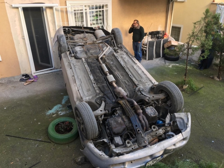 Maltepe’de Otomobil Beş Metreden Bahçeye Uçtu , Oyun Oynayan Çocuklar 5 Dakikayla Kurtuldu