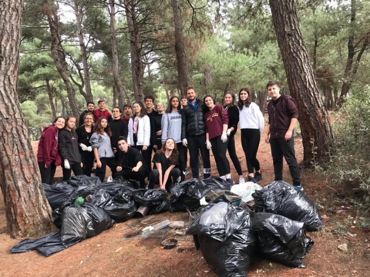 Doğaya Atılan Mangal, Izgara Ve Pet Şişeler Öğrenciler Tarafından Toplandı