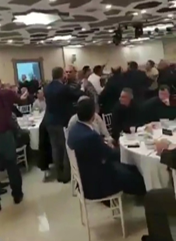 Taksiciler Bu Kez Toplantıda Birbirlerine Girdiler