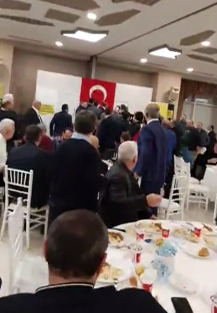 Taksiciler Bu Kez Toplantıda Birbirlerine Girdiler