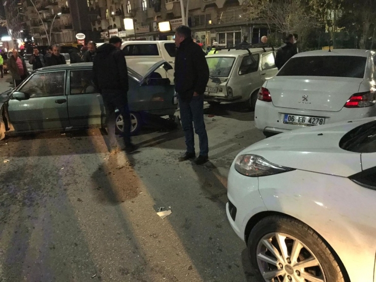 Alkollü Sürücü Park Halindeki 5 Araca Çarptı: 1 Yaralı