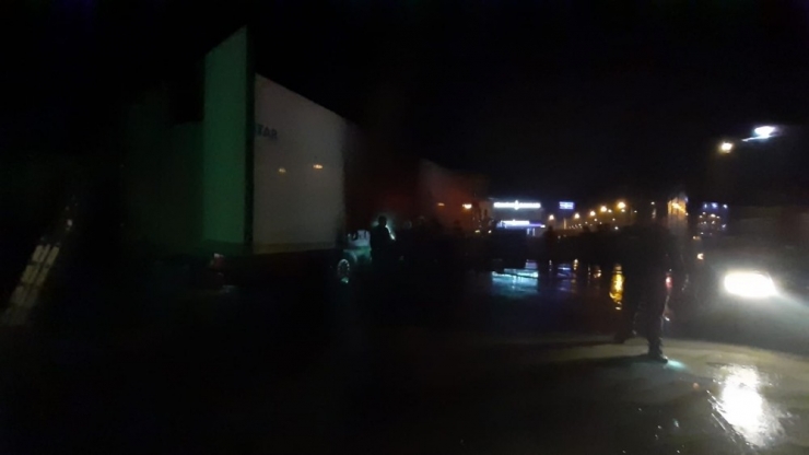 Petrol İstasyonundaki Araç Yangını Paniğe Neden Oldu