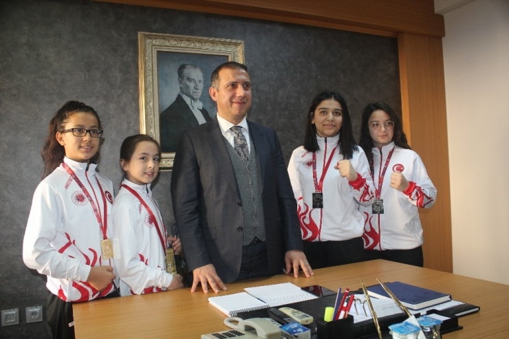 Kaymakam Güney, Şampiyonları Ağırladı