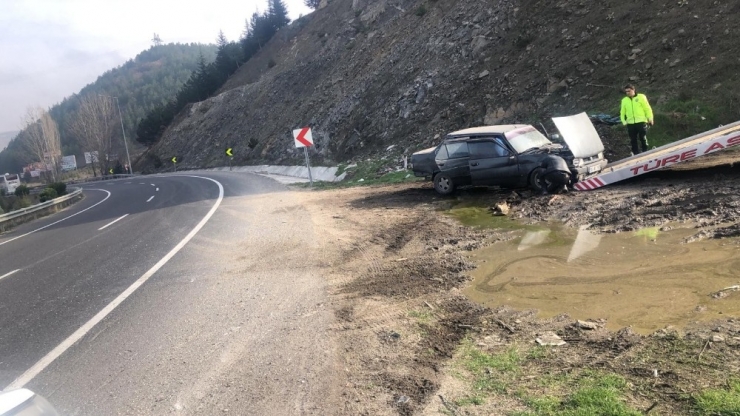 Otomobil İle Kamyon Çarpıştı: 3 Yaralı