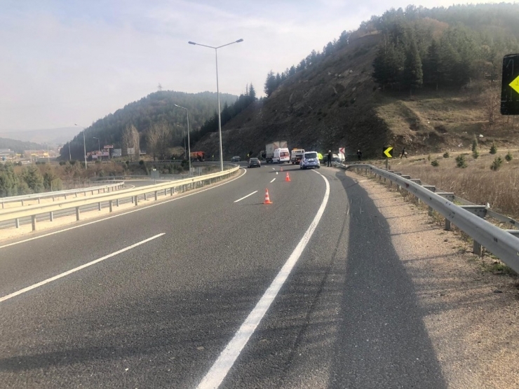 Otomobil İle Kamyon Çarpıştı: 3 Yaralı