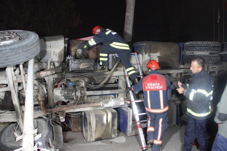 Kamyon Yüksek Gerilim Direğine Çarptı, Bölge Elektriksiz Kaldı