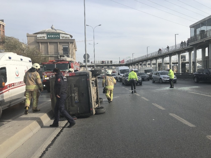 E-5 Otoyolunda Araç Yan Yattı