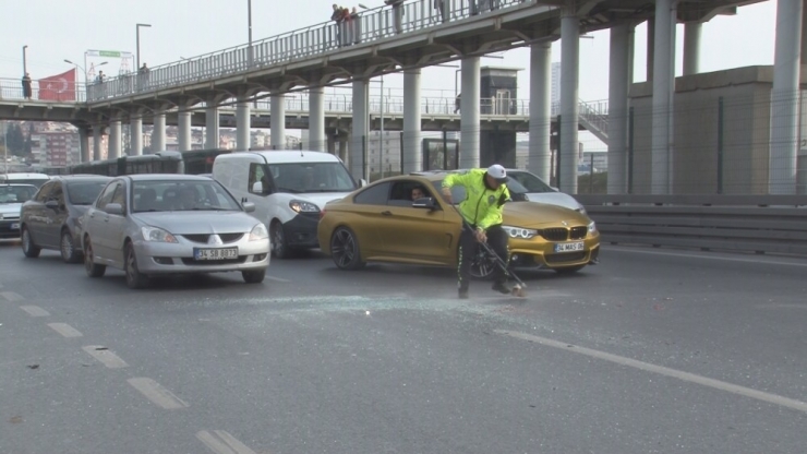 E-5 Otoyolunda Araç Yan Yattı