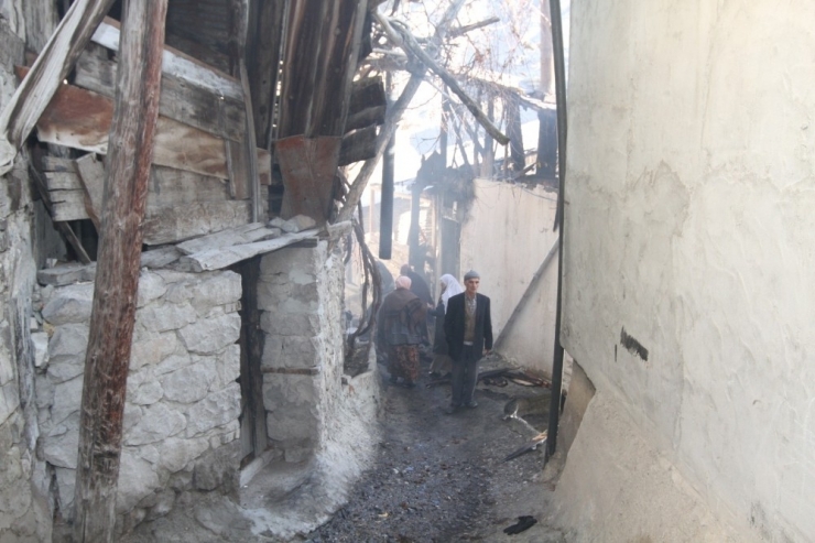 Erzurum’daki Köy Yangınında 10 Ev, 2 Ahır Kullanılamaz Hale Geldi
