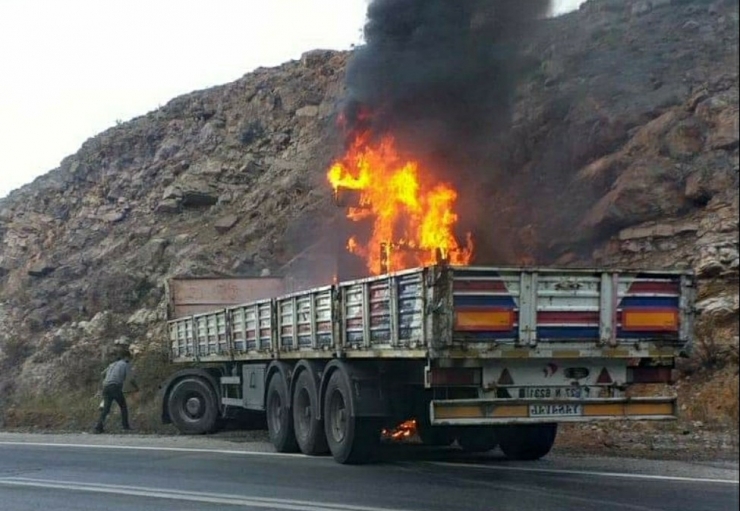 Kontrolden Çıkan Tır Menfeze Çarparak Alev Aldı