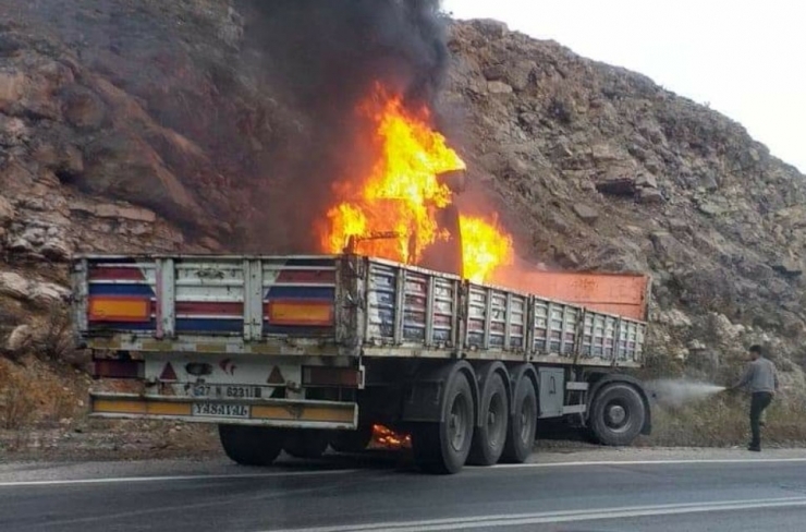 Kontrolden Çıkan Tır Menfeze Çarparak Alev Aldı