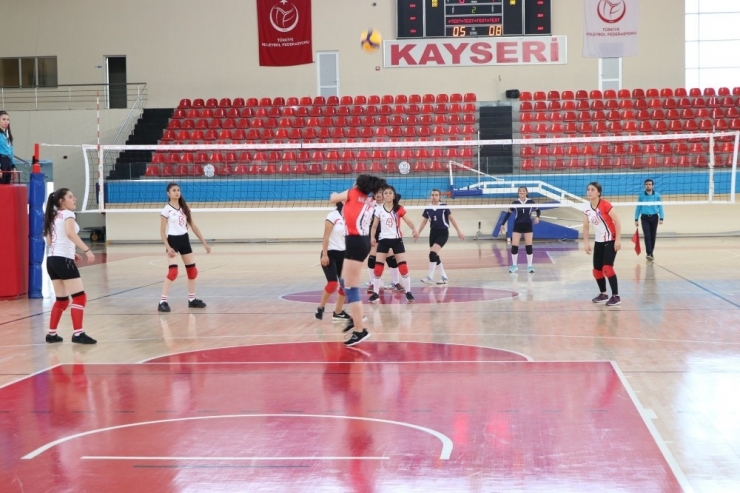 Voleybol Müsabakaları Sürüyor