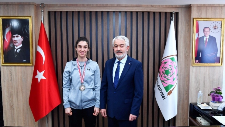 Başkan Başdeğirmen, Milli Boksörü Altınla Ödüllendirdi