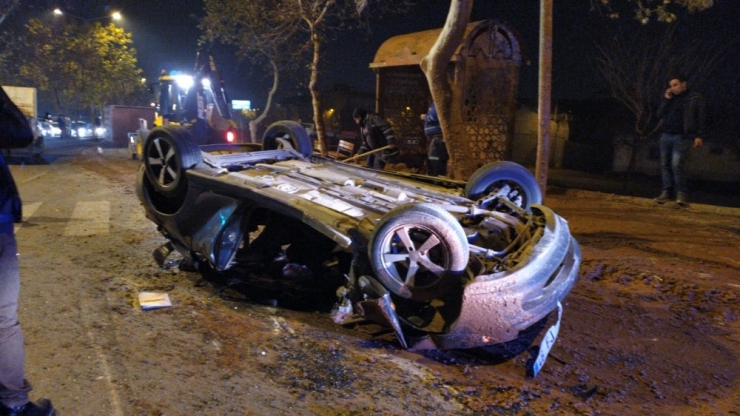 Freni Boşalan Kamyon Otomobili Ezdi: 2 Yaralı