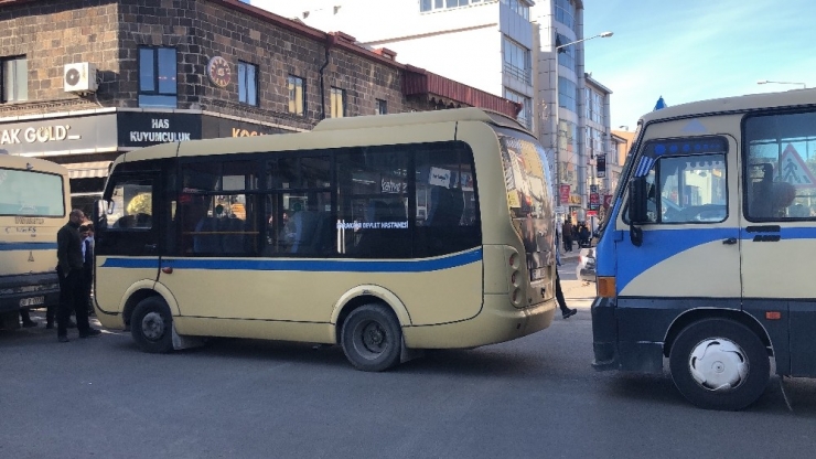 Kars’ta Dolmuşçular Yol Kapattı, Eylem Yaptı