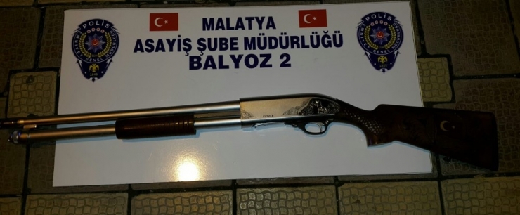 Ruhsatsız Silahlar Ele Geçirildi