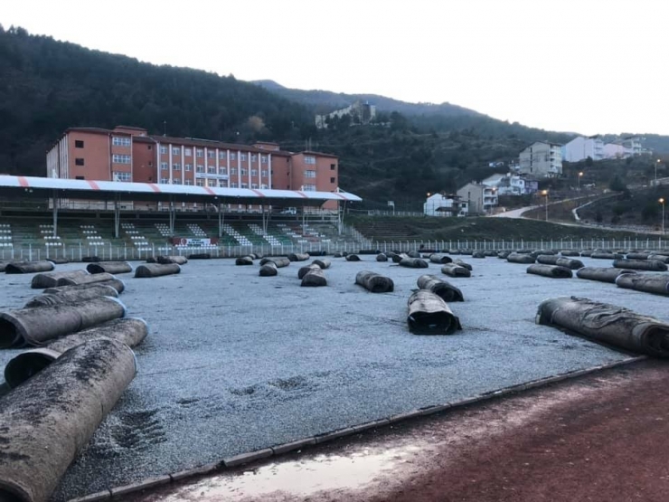 Simav İlçe Stadının Suni Çimleri Yenileniyor