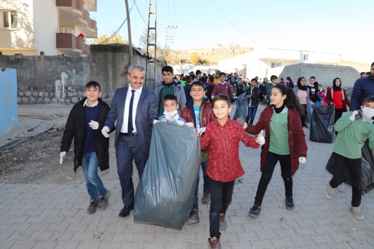 Cizre’de Kaymakam, Öğrencilerle Çevreyi Temizledi