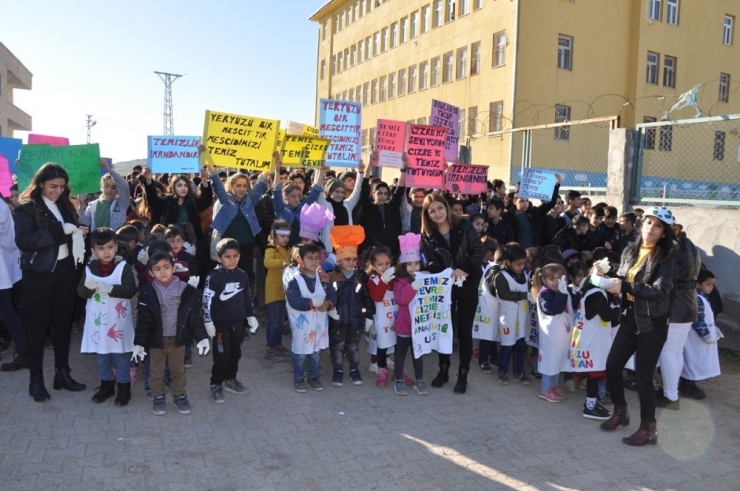 Cizre’de Kaymakam, Öğrencilerle Çevreyi Temizledi