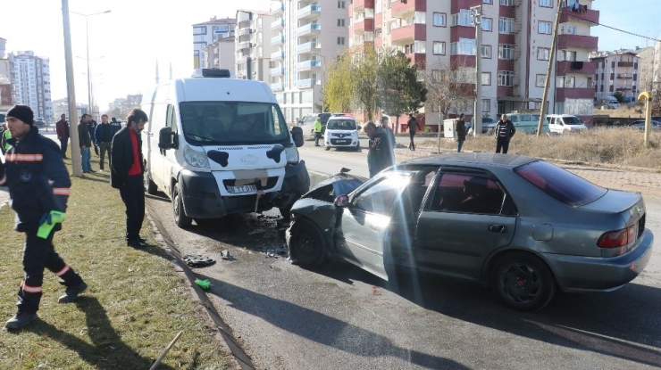 Araçlar Kafa Kafaya Çarpıştı: 2 Yaralı