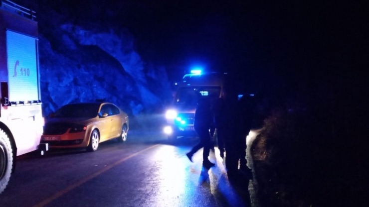 Araç Dereye Yuvarlandı: 1 Ölü