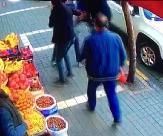Şehir Merkezinde Akrabaların Bıçaklı Kavgası: 2 Yaralı