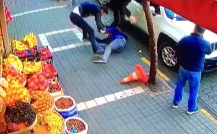 Şehir Merkezinde Akrabaların Bıçaklı Kavgası: 2 Yaralı