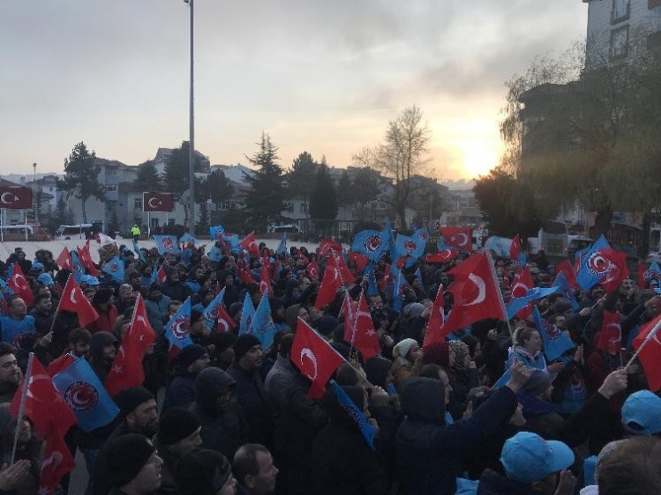 Türk Metal İşçileri Toplu Sözleşme Görüşmelerinin Yarım Kalmasını Protesto Etti