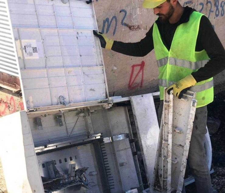 Viranşehir’de 7 Pano Tahrip Edildi