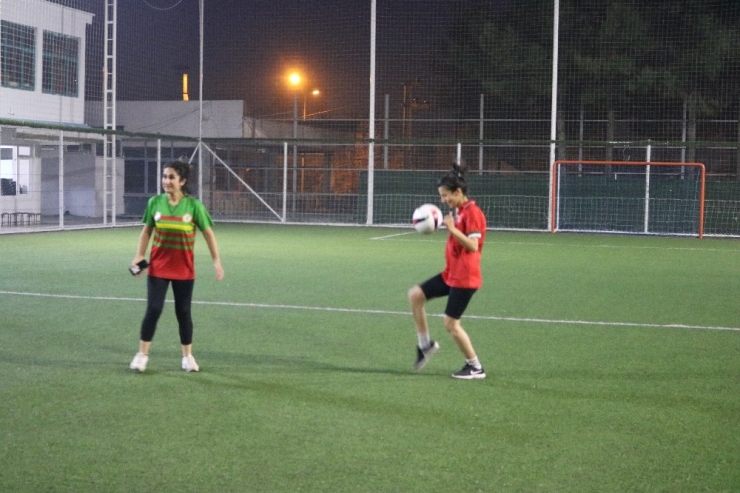 Futbol Turnuvasında Genç Kızlar Top Koşturdu