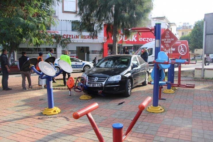 Fren Yerine Gaza Basınca Parktan İçeri Girdi, Spor Yapan Kadına Çarptı: 1 Yaralı