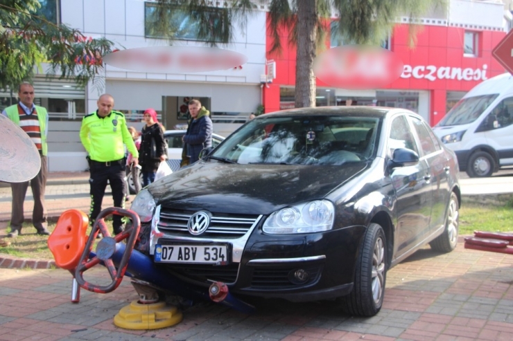 Fren Yerine Gaza Basınca Parktan İçeri Girdi, Spor Yapan Kadına Çarptı: 1 Yaralı