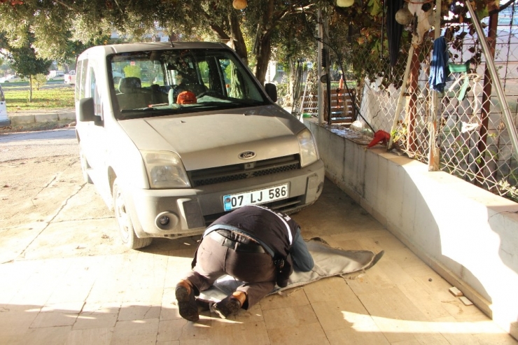 Çalışmayan Aracın Altındaki Civatayı Gördü, Eğilip Bakınca Şok Oldu