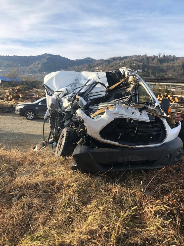 Artvin’de Trafik Kazası: 1 Ölü, 1 Yaralı