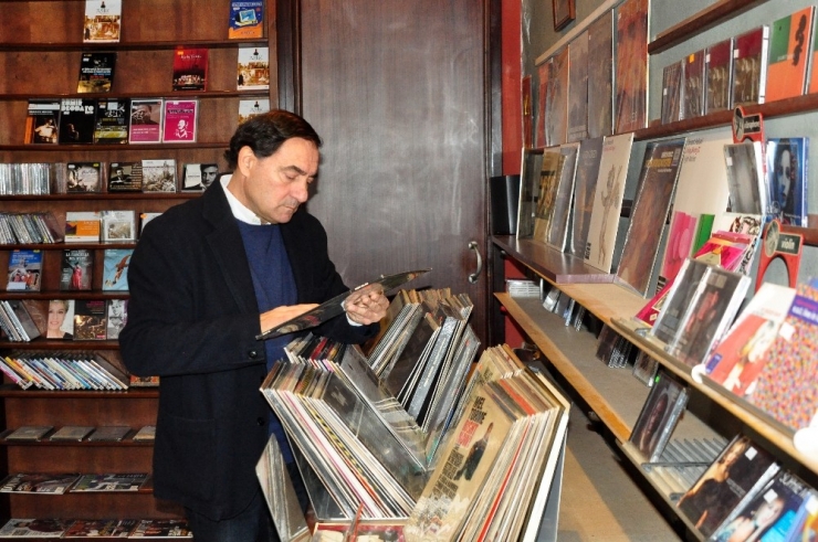 Beyoğlu’nun Tarihe Tanıklık Eden Plakçısı Kapanıyor