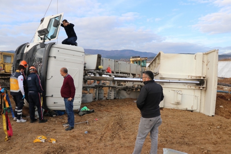 Bolu’da, Devrilen Kamyonda Sıkışan Sürücüyü İtfaiye Kurtardı