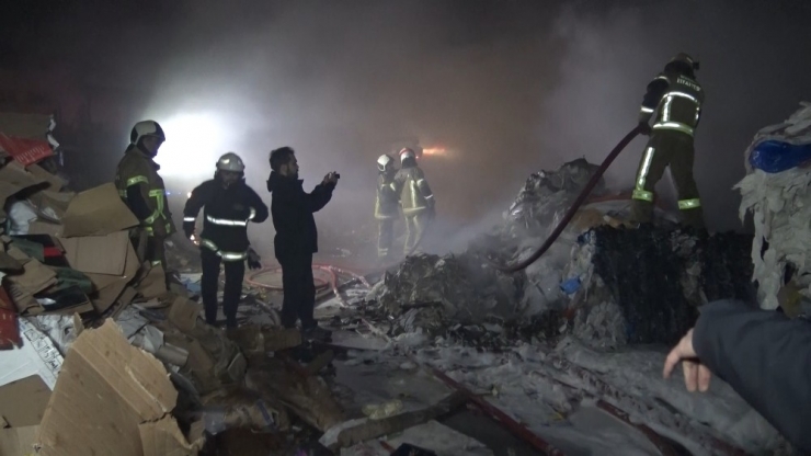 Kağıt Fabrikasında Korkutan Yangın, 10 Kişi Ölümden Döndü