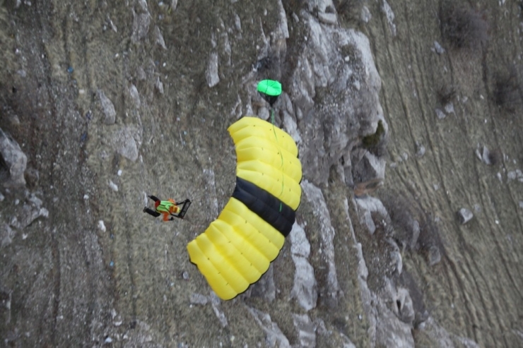 Ekstrem Sporcular, Bin 300 Rakımlı Kaletül-üstad Tepesinden Atladı
