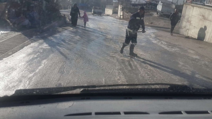 Hakkari Belediyesi Tuzlama Çalışması Yaptı