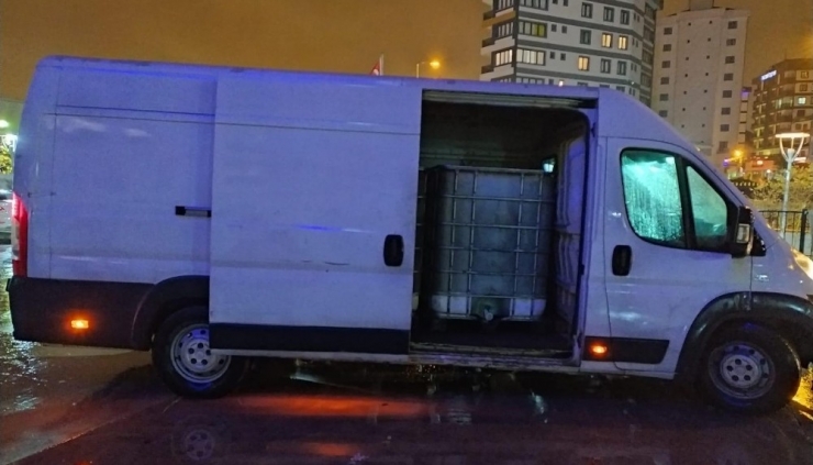 Minibüsten 3 Ton Kaçak Akaryakıt Çıktı